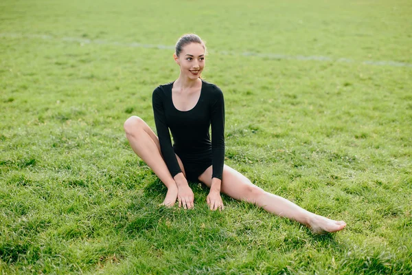 Chica practicando yoga — Foto de Stock