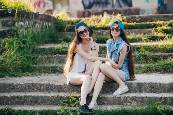 Giovani ragazze sulla strada — Foto Stock