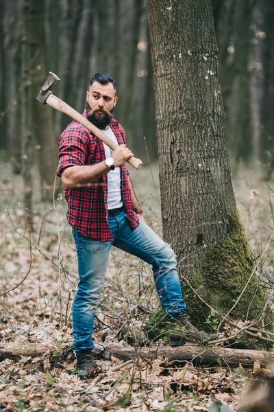 森の中でひげを生やした木こり — ストック写真