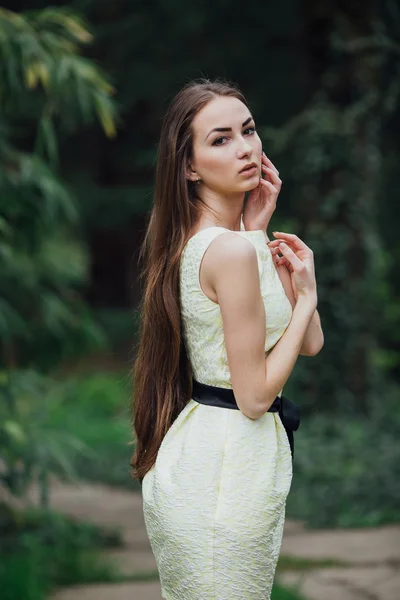 Menina bonita em verde actriz — Fotografia de Stock