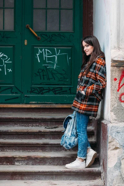 Jong meisje op straat — Stockfoto