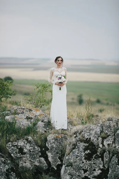 Noiva com buquê de casamento — Fotografia de Stock