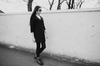 Sokakta genç kadın 