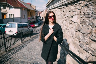 Sokakta genç kadın 