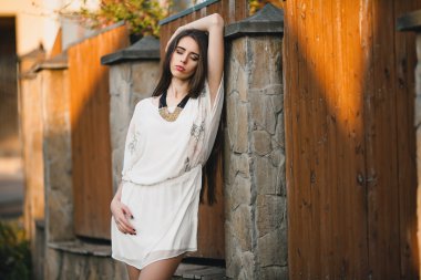 genç bir kadın kılığında 