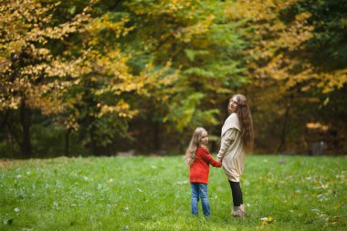 Anne ve kızı parkta.