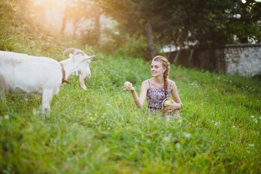 Elmalı genç kadın.