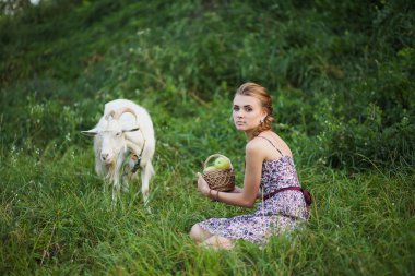 Elmalı genç kadın.