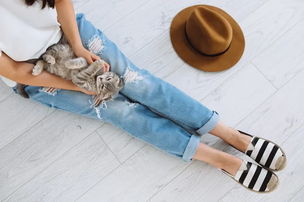 Girl playing with grey cat — Stock Photo, Image