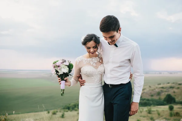 Hermosa pareja en un paseo de bodas —  Fotos de Stock