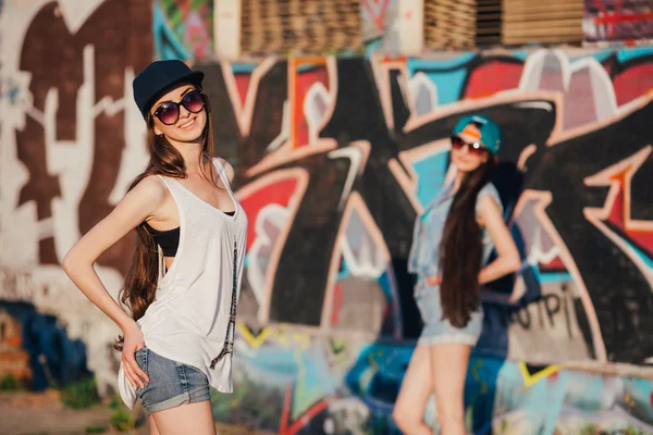 Giovani ragazze sulla strada — Foto Stock