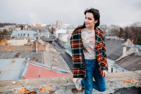 Chica joven en el techo — Foto de Stock