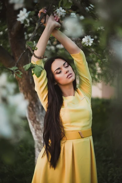 노란색 드레스를 입고 젊은 여자 — 스톡 사진
