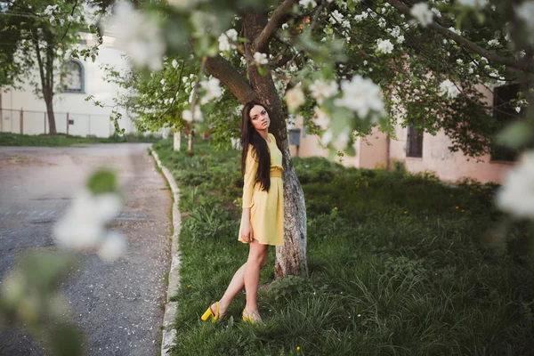 Jovem mulher em vestido amarelo — Fotografia de Stock