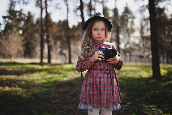Menina na floresta com câmera — Fotografia de Stock