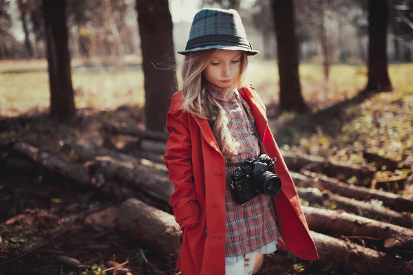 女孩在树林里用的相机 — 图库照片