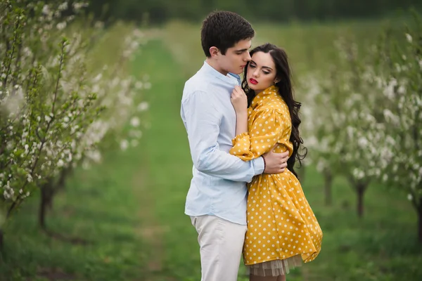 Belo casal no dia de primavera — Fotografia de Stock