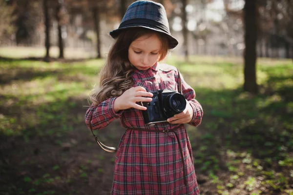女孩在树林里用的相机 — 图库照片