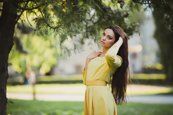 Jeune femme en robe jaune — Photo