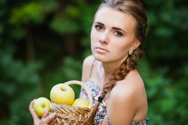 Junge Frau mit Äpfeln — Stockfoto