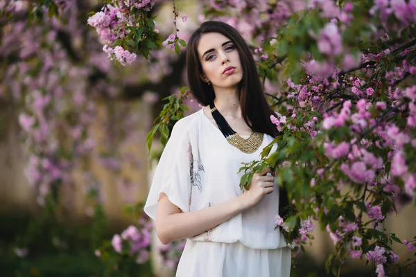 Mladá žena v orientální třešně — Stock fotografie