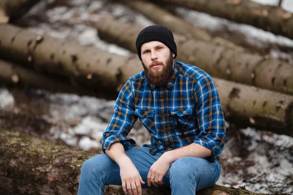 Joven en el bosque — Foto de Stock