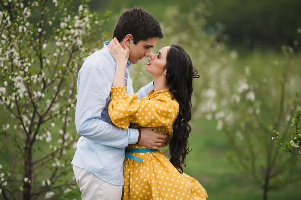 Belo casal no dia de primavera — Fotografia de Stock