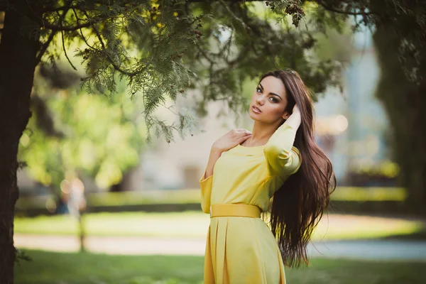 Jovem mulher em vestido amarelo — Fotografia de Stock