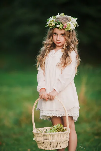 Menina na floresta — Fotografia de Stock