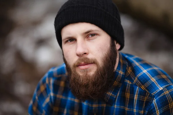 Jeune homme dans la forêt — Photo