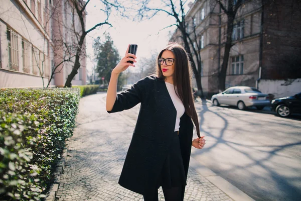 Mladá žena užívající selfie — Stock fotografie