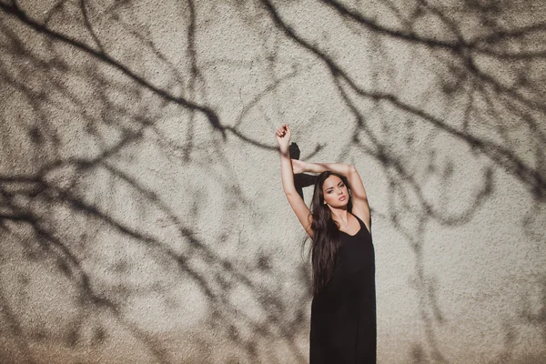 Mujer joven en vestido negro —  Fotos de Stock