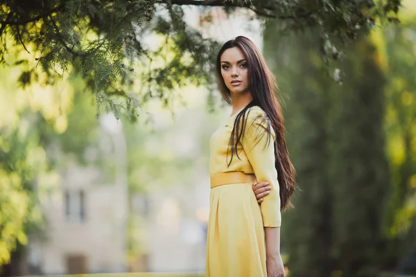 Jovem mulher em vestido amarelo — Fotografia de Stock