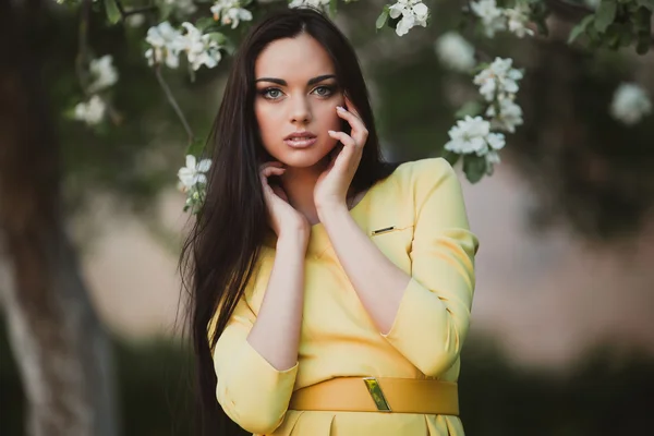 Jeune femme en robe jaune — Photo