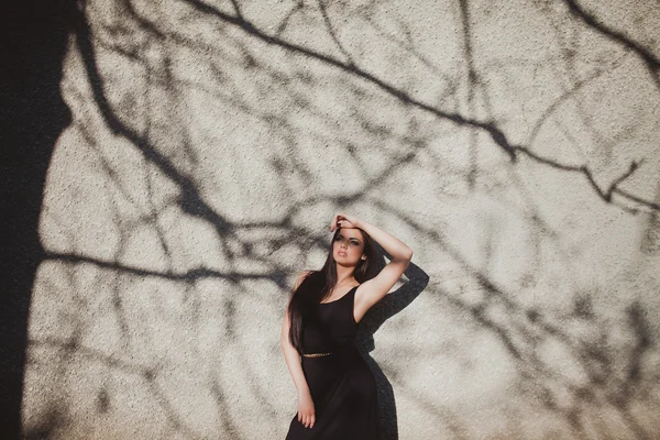 Jeune femme en robe noire — Photo