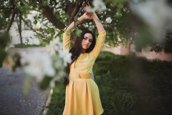 Giovane donna in abito giallo — Foto Stock