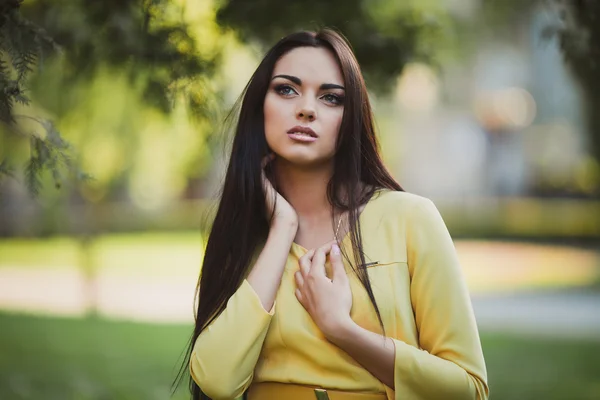 Jeune femme en robe jaune — Photo