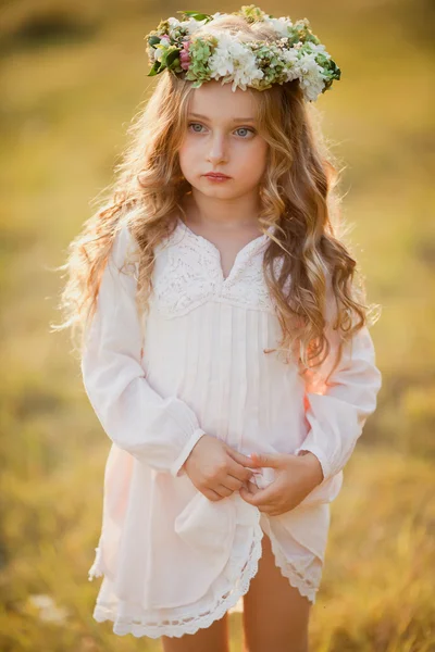 Маленька дівчинка в лісі — стокове фото