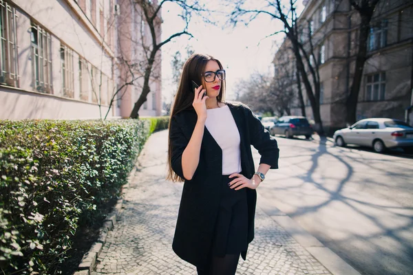 Jonge vrouw met telefoon — Stockfoto