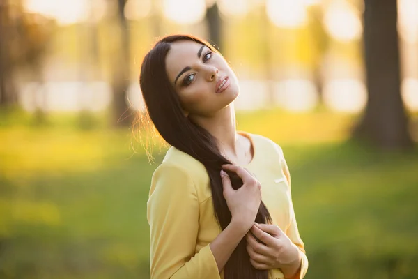 Jovem mulher à luz do sol da noite — Fotografia de Stock