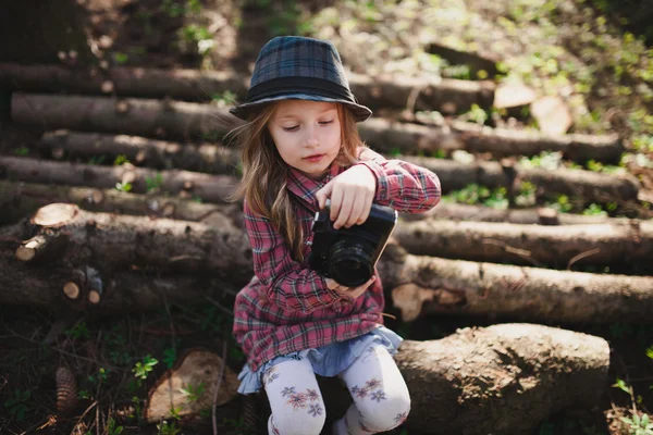 Menina na floresta com câmera — Fotografia de Stock