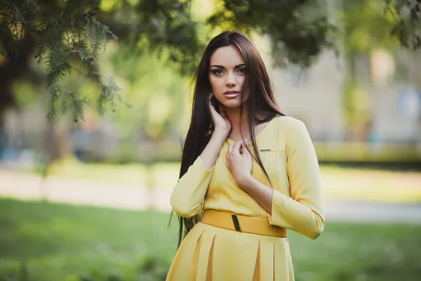 Fiatal nő sárga ruha — Stock Fotó