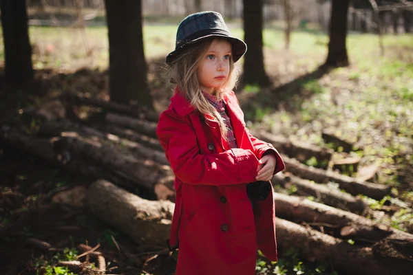 Menina na floresta com câmera — Fotografia de Stock