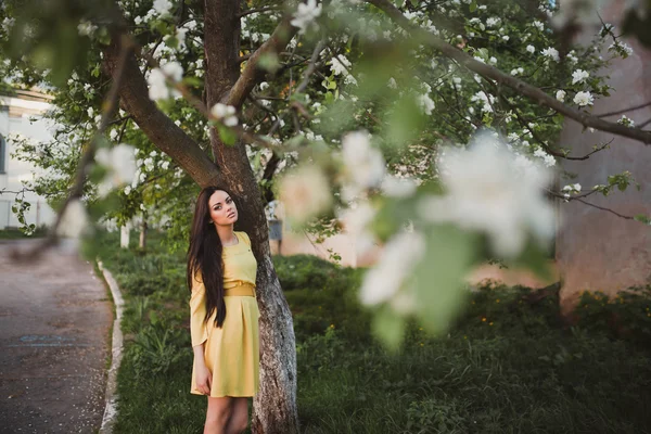 Jovem mulher em vestido amarelo — Fotografia de Stock