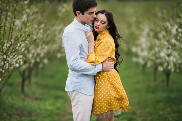 Belo casal no dia de primavera — Fotografia de Stock