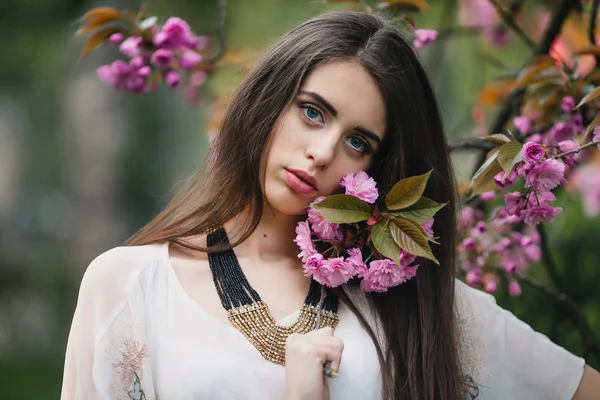 Jovem mulher em cerejas orientais — Fotografia de Stock