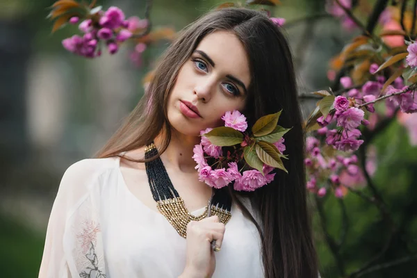 Junge Frau in orientalischen Kirschen — Stockfoto