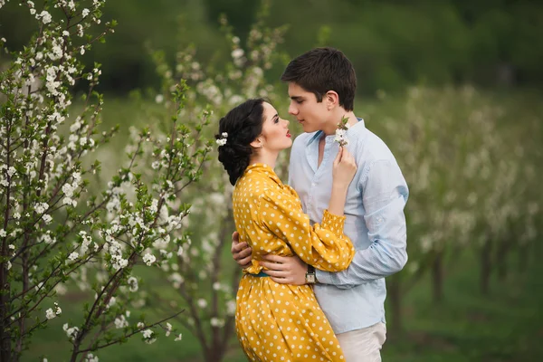 Belo casal no dia de primavera — Fotografia de Stock