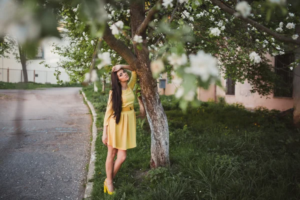 Jovem mulher em vestido amarelo — Fotografia de Stock