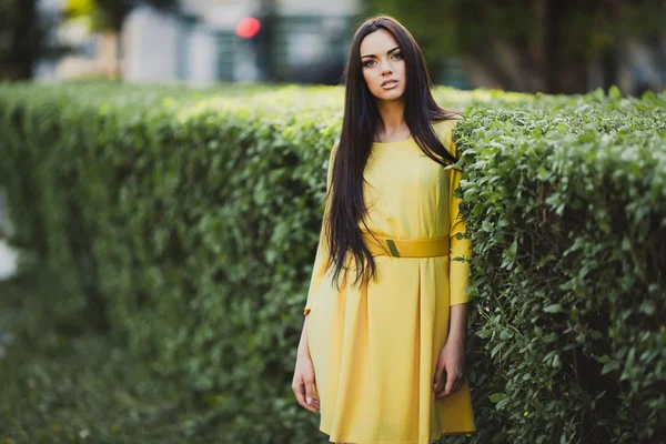 Jovem mulher em vestido amarelo — Fotografia de Stock